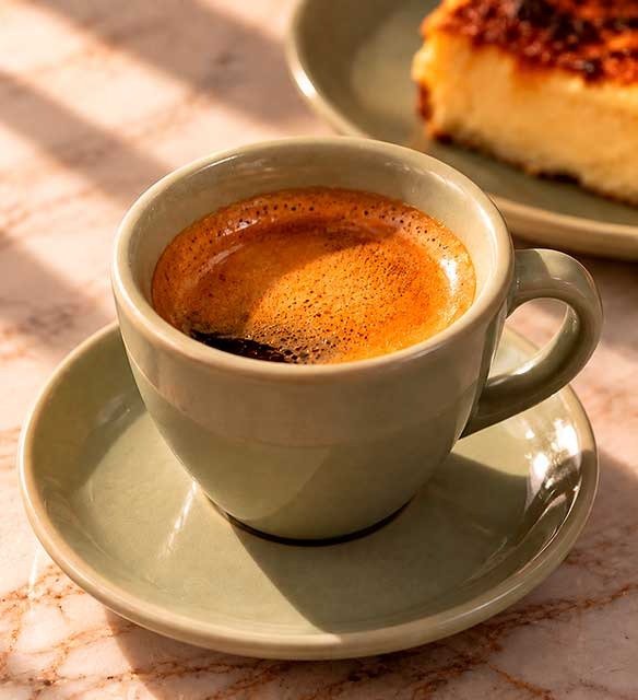 Espresso artesanal recién extraído con densa crema dorada