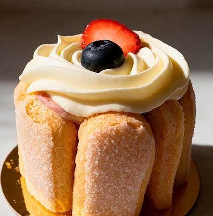 Tarta Charlotte de frutos rojos con galleta champaña y corona de moras frescas en Bliss Soul Bakery Sabaneta