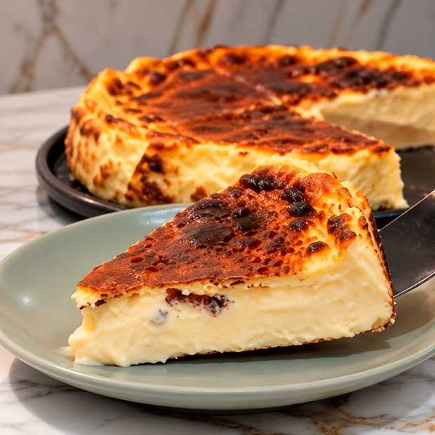 Tarta Vasca artesanal con centro cremoso fundente y corteza caramelizada en Bliss Soul Bakery Sabaneta