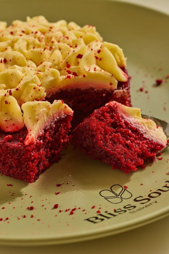 Porción de Torta Red Velvet Artesanal con capas esponjosas de cacao puro y suave crema de queso en Bliss Soul Bakery Sabaneta